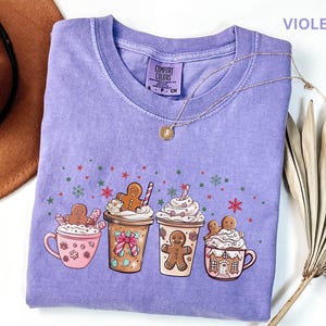 Camiseta de chocolate caliente con estampado de pan de jengibre, camiseta navideña Comfort Colors, camiseta de café navideña, camiseta de latte con lazo coqueto, camiseta con estampado de bebida invernal acogedora imagen 9