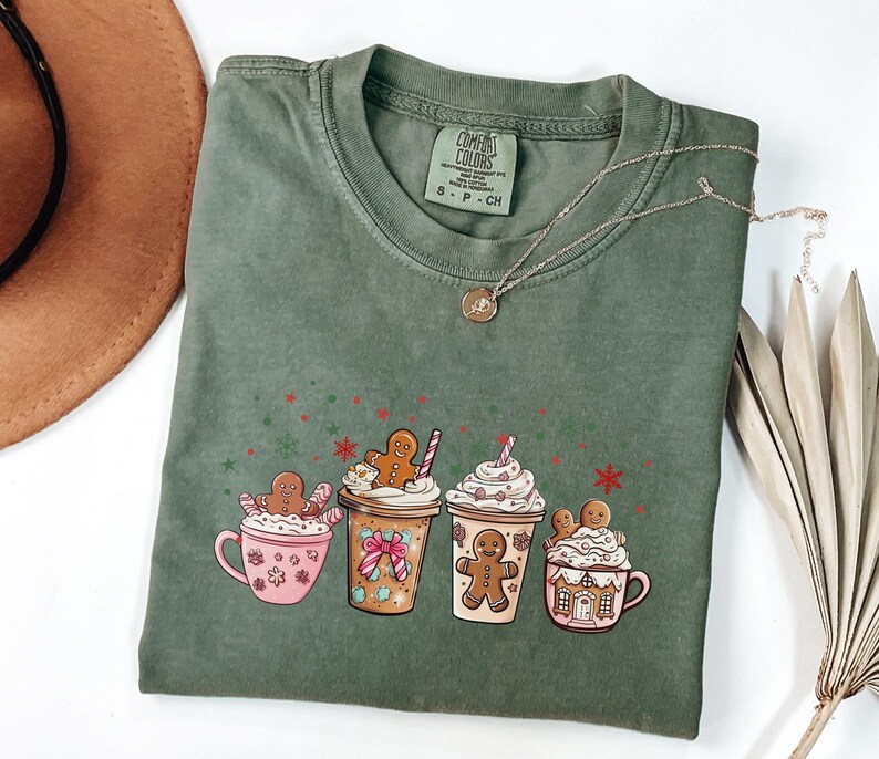 Camiseta de chocolate caliente con estampado de pan de jengibre, camiseta navideña Comfort Colors, camiseta de café navideña, camiseta de latte con lazo coqueto, camiseta con estampado de bebida invernal acogedora imagen 2