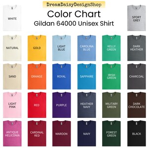 Puede incluir: Tabla de colores de camisetas unisex Gildan 64000 en varios colores, incluyendo blanco, natural, oro, azul claro, azul Carolina, verde Kelly, gris oscuro, arena, naranja, real, zafiro, verde irland&eacute;s, carb&oacute;n, rosa claro, rojo, morado, heather navy, verde militar, chocolate oscuro, antique heliconia, rojo cardenal, granate, marino, verde bosque y negro.