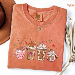 Camiseta de chocolate caliente con estampado de pan de jengibre, camiseta navideña Comfort Colors, camiseta de café navideña, camiseta de latte con lazo coqueto, camiseta con estampado de bebida invernal acogedora imagen 6