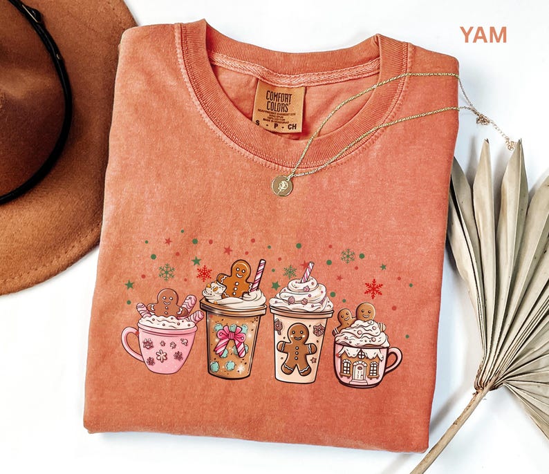 Camiseta de chocolate caliente con estampado de pan de jengibre, camiseta navideña Comfort Colors, camiseta de café navideña, camiseta de latte con lazo coqueto, camiseta con estampado de bebida invernal acogedora imagen 6