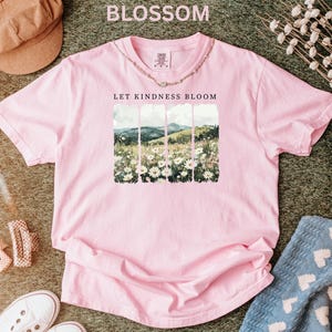 Camiseta Comfort Colors Let Kindness Bloom, camiseta retro de flores silvestres, camiseta inspiradora de bondad, camiseta floral de primavera con mensaje positivo para mujer. imagen 5