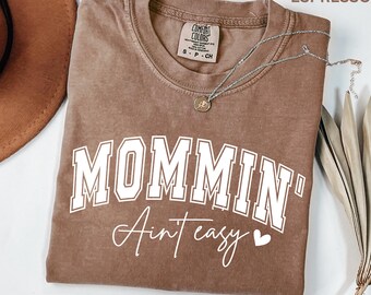 Comfort Colors Mommin' Ain't Easy Shirt, Funny Mom Shirt, Retro Mama Tee, Varsity Mom Shirt, Mothers Day Gift, Trendy Mom Tee for Women