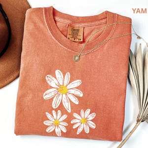 Comfort Colors Daisy Shirt, Boho Floral Graphic Tee, Retro Aesthetic Flower Shirt, Soft Washed Vintage TShirt, Spring Summer Shirt for Women