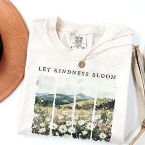 Camiseta Comfort Colors Let Kindness Bloom, camiseta retro de flores silvestres, camiseta inspiradora de bondad, camiseta floral de primavera con mensaje positivo para mujer. imagen 6