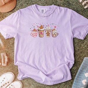 Camiseta de chocolate caliente con estampado de pan de jengibre, camiseta navideña Comfort Colors, camiseta de café navideña, camiseta de latte con lazo coqueto, camiseta con estampado de bebida invernal acogedora imagen 5