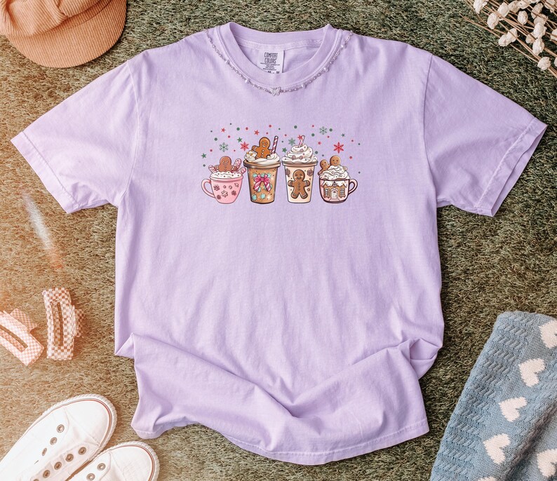 Camiseta de chocolate caliente con estampado de pan de jengibre, camiseta navideña Comfort Colors, camiseta de café navideña, camiseta de latte con lazo coqueto, camiseta con estampado de bebida invernal acogedora imagen 5