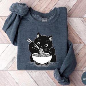 Funny Cat Ramen Sweatshirt Hoodie, Cozy Kawaii Cat Lover Gift, Cute Noodle Cat Sweatshirt, Kawaii Japanese Anime Cat Shirt, Cat Lover Gift afbeelding 6
