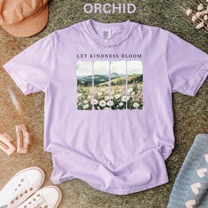 Camiseta Comfort Colors Let Kindness Bloom, camiseta retro de flores silvestres, camiseta inspiradora de bondad, camiseta floral de primavera con mensaje positivo para mujer. imagen 9