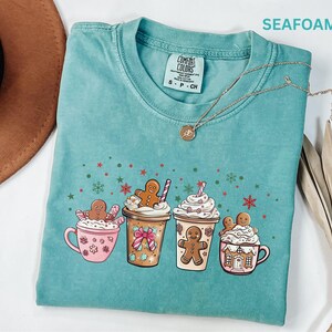Camiseta de chocolate caliente con estampado de pan de jengibre, camiseta navideña Comfort Colors, camiseta de café navideña, camiseta de latte con lazo coqueto, camiseta con estampado de bebida invernal acogedora imagen 7