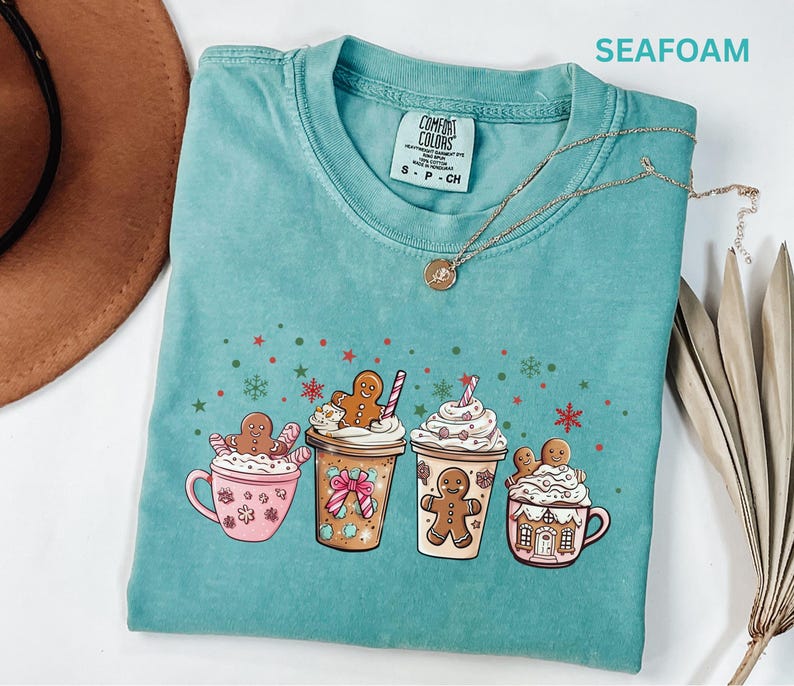 Camiseta de chocolate caliente con estampado de pan de jengibre, camiseta navideña Comfort Colors, camiseta de café navideña, camiseta de latte con lazo coqueto, camiseta con estampado de bebida invernal acogedora imagen 7