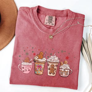 Camiseta de chocolate caliente con estampado de pan de jengibre, camiseta navideña Comfort Colors, camiseta de café navideña, camiseta de latte con lazo coqueto, camiseta con estampado de bebida invernal acogedora imagen 3