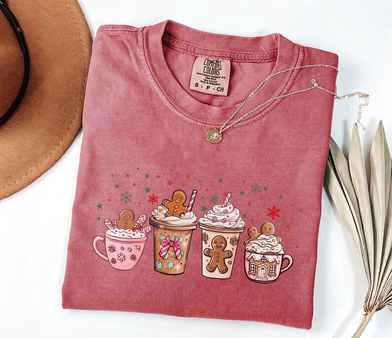 Camiseta de chocolate caliente con estampado de pan de jengibre, camiseta navideña Comfort Colors, camiseta de café navideña, camiseta de latte con lazo coqueto, camiseta con estampado de bebida invernal acogedora imagen 3