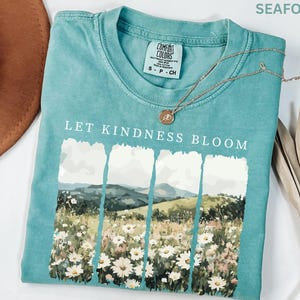 Camiseta Comfort Colors Let Kindness Bloom, camiseta retro de flores silvestres, camiseta inspiradora de bondad, camiseta floral de primavera con mensaje positivo para mujer. imagen 3