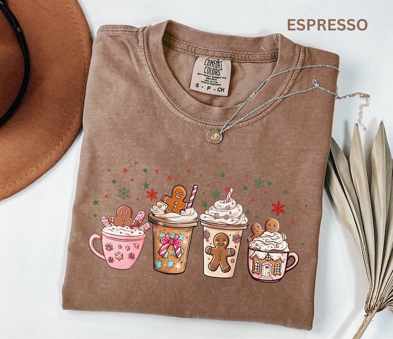 Camiseta de chocolate caliente con estampado de pan de jengibre, camiseta navideña Comfort Colors, camiseta de café navideña, camiseta de latte con lazo coqueto, camiseta con estampado de bebida invernal acogedora imagen 1