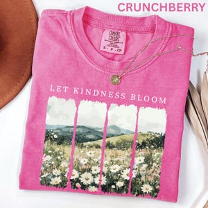 Camiseta Comfort Colors Let Kindness Bloom, camiseta retro de flores silvestres, camiseta inspiradora de bondad, camiseta floral de primavera con mensaje positivo para mujer. imagen 11