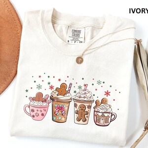 Camiseta de chocolate caliente con estampado de pan de jengibre, camiseta navideña Comfort Colors, camiseta de café navideña, camiseta de latte con lazo coqueto, camiseta con estampado de bebida invernal acogedora imagen 4