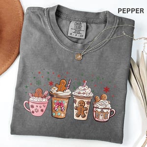 Camiseta de chocolate caliente con estampado de pan de jengibre, camiseta navideña Comfort Colors, camiseta de café navideña, camiseta de latte con lazo coqueto, camiseta con estampado de bebida invernal acogedora imagen 10