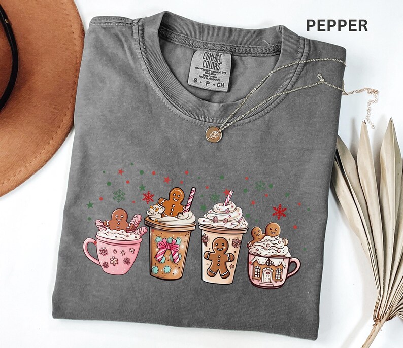 Camiseta de chocolate caliente con estampado de pan de jengibre, camiseta navideña Comfort Colors, camiseta de café navideña, camiseta de latte con lazo coqueto, camiseta con estampado de bebida invernal acogedora imagen 10