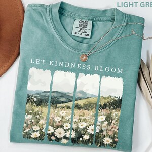 Camiseta Comfort Colors Let Kindness Bloom, camiseta retro de flores silvestres, camiseta inspiradora de bondad, camiseta floral de primavera con mensaje positivo para mujer. imagen 2