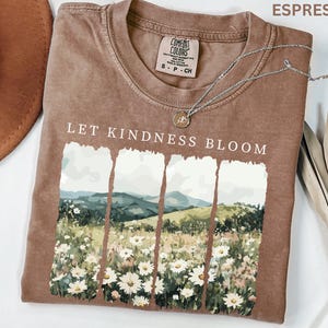 Camiseta Comfort Colors Let Kindness Bloom, camiseta retro de flores silvestres, camiseta inspiradora de bondad, camiseta floral de primavera con mensaje positivo para mujer. imagen 4