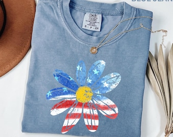 Camiseta Comfort Colors Daisy para el 4 de julio, camiseta patriótica con la bandera de EE. UU. y flores, camiseta patriótica bohemia floral con estampado de 250 margaritas para mujer, hasta la talla 4XL.