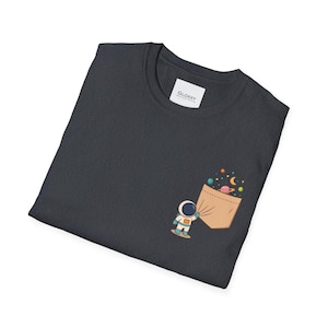 Camiseta de astronauta de bolsillo, linda camiseta con gráfico espacial, diseño de planeta kawaii, regalo cósmico para amantes del espacio - GL081