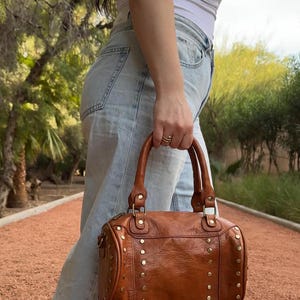Cartera de cuero retro, bolso de hombro exclusivo con tachuelas de lunares, artículos de cuero artesanales, monedero de cuero hecho a mano, bolso de mano marrón con tachuelas, bolsos boho chic
