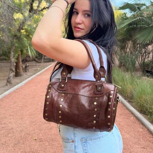 Monedero de cuero hecho a mano, Bolso de mano marrón con tachuelas, Accesorios boho chic, Cartera de cuero retro, Bolso de hombro único, Artículos de cuero artesanales