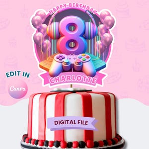 Puede incluir: Una tarta de cumpleaños con un adorno que presenta el número 8 rosa, auriculares y un mando de videojuegos. El adorno tiene el texto "HAPPY BIRTHDAY CHARLOTTE". La tarta es blanca con rayas rojas y un borde negro y rojo. También se ve el texto "DIGITAL FILE".