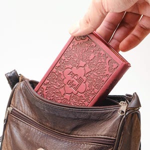 Pocket-Size Travel Qur’an – Arabic Uthmani Script | Leather-Feel Embossed Cover (8x12cm)
