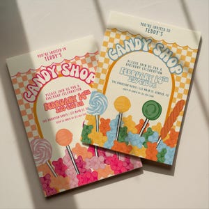 Puede incluir: Dos invitaciones de cumpleaños de Candy Shop. Las invitaciones presentan un diseño colorido con piruletas, ositos de goma y el texto "Candy Shop". Las invitaciones incluyen la fecha, hora y lugar de la fiesta.