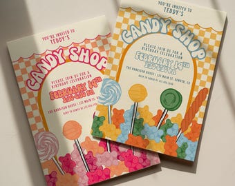 Puede incluir: Dos invitaciones de cumpleaños de Candy Shop. Las invitaciones presentan un diseño colorido con piruletas, ositos de goma y el texto "Candy Shop". Las invitaciones incluyen la fecha, hora y lugar de la fiesta.