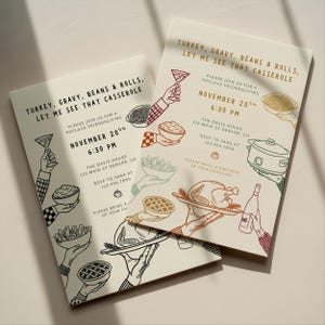 Puede incluir: Dos invitaciones crema para una fiesta de Acción de Gracias. Cada una presenta el texto "Turkey, Gravy, Beans & Rolls, Let Me See That Casserole." Las invitaciones incluyen ilustraciones de comida y manos sosteniendo platos.