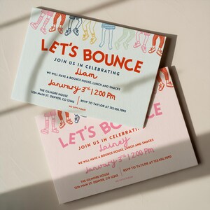 以下が含まれることがあります： 赤とピンクの「Let's Bounce」という文字が入った2つのパーティー招待状。招待状には、日付、時間、場所など、バウンスハウスパーティーの詳細が含まれています。招待状の上部には足のイラストが描かれています。