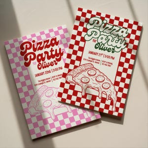 Può includere: Due inviti per una festa della pizza. Uno è rosa con un motivo a scacchiera e il testo "Pizza Party for Oliver" in rosso. L'altro è rosso con un motivo a scacchiera e il testo "Pizza Party for Oliver" in verde. Entrambi presentano un'illustrazione di una fetta di pizza.