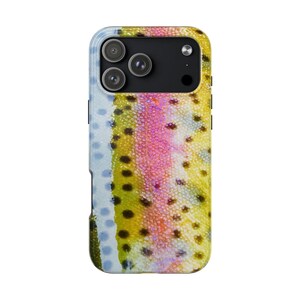 Peut inclure: Une coque de smartphone arborant un motif détaillé en gros plan de peau de truite arc-en-ciel. Le design présente une bande latérale rose vive, des écailles jaunes et vertes, des taches sombres et une découpe noire pour l'appareil photo.