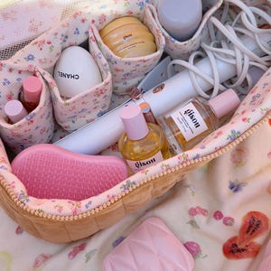 Beige Hairtool Dyson XL Kosmetiktasche | Nettes Geschenk für Sie | Dyson Taschenorganizer | Kuscheliger Teddy | Reisetasche Floral Beige | Limitierte Auflage
