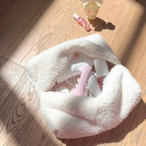 Creme Beige Soft Teddy Pink Floral Fuzzy Haarwerkzeug Tasche | Maschinenwaschbar | Dyson Lockenstab Haarglätter | Schminktasche | AYJAY