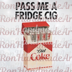 Peut inclure: Une conception humoristique représentant un paquet de canettes de Diet Coke disposées comme un paquet de cigarettes. L'emballage rouge et blanc porte l'inscription "Diet Coke". Le texte "PASS ME A FRIDGE CIG" est imprimé au-dessus du paquet.