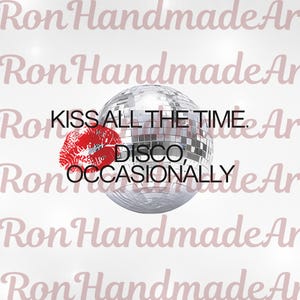 Pode incluir: Uma bola de discoteca prateada com o texto "KISS ALL THE TIME. DISCO, OCCASIONALLY" e um gráfico de lábios vermelhos. O fundo apresenta o texto repetido "Ron Handmade Art" em rosa claro.