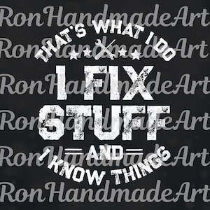 Peut inclure: Graphisme noir et blanc avec le texte "THAT'S WHAT I DO, I FIX STUFF AND KNOW THINGS." Le design comprend une clé, des étoiles et les mots "Ron Handmade Art" répétés en arrière-plan.