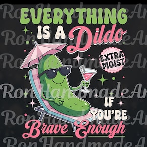 Könnte beinhalten: Eine humorvolle Grafik mit einer Cartoon-Gurke mit Sonnenbrille, die auf einem Liegestuhl entspannt und einen Cocktail hält. Der Text lautet "Everything is a Dildo if you're brave enough" mit einem "Extra Moist"-Abzeichen.