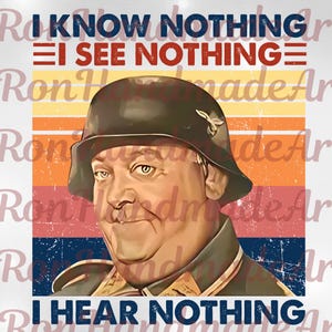 Puede incluir: Impresión de arte digital que presenta un retrato de un hombre con un casco militar con el texto "I KNOW NOTHING, I SEE NOTHING, I HEAR NOTHING" en un esquema de colores retro de azul, naranja y rojo.