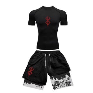 Puede incluir: Conjunto de ropa deportiva negra con un símbolo rojo y blanco en la camiseta y los pantalones cortos. Los pantalones cortos tienen un diseño de esqueleto blanco y negro en la capa inferior.