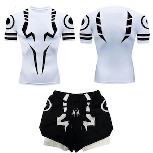 Puede incluir: Conjunto de camiseta y pantalón corto deportivos blancos con diseños gráficos negros. La camiseta tiene mangas cortas y cuello redondo. El pantalón corto es negro con un diseño blanco y una capa inferior blanca. El conjunto está diseñado para actividades deportivas.