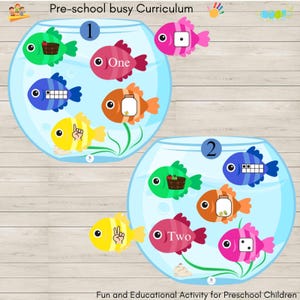 Puede incluir: Una actividad de aprendizaje preescolar con dos peceras, cada una con cinco peces de colores. Las peceras están etiquetadas con los números "1" y "2". Los peces tienen diferentes características, como una cesta, un frasco y un dado. El texto "One" y "Two" está escrito en dos de los peces.