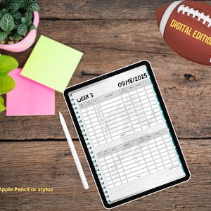 Peut inclure: Un ballon de football américain numérique avec l'inscription "DIGITAL EDITION" est posé sur une surface en bois, à côté d'une tablette affichant un planificateur hebdomadaire daté du 18/09/2025. Un stylet blanc et des post-it sont également présents.