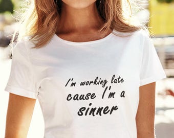 Jag jobbar sent, för jag är en syndare - parodi sångtext, statement-t-shirt, konversationsstartare t-shirt, popmusik sångare hårt arbete, presentidé