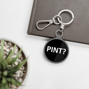 ¿Pinta? - Llavero para beber cerveza, llavero para aficionados a la cerveza, accesorio para bebedores, almuerzo líquido, fiesta informal, Guinness, cerveza rubia, idea de regalo llamativa imagen 2
